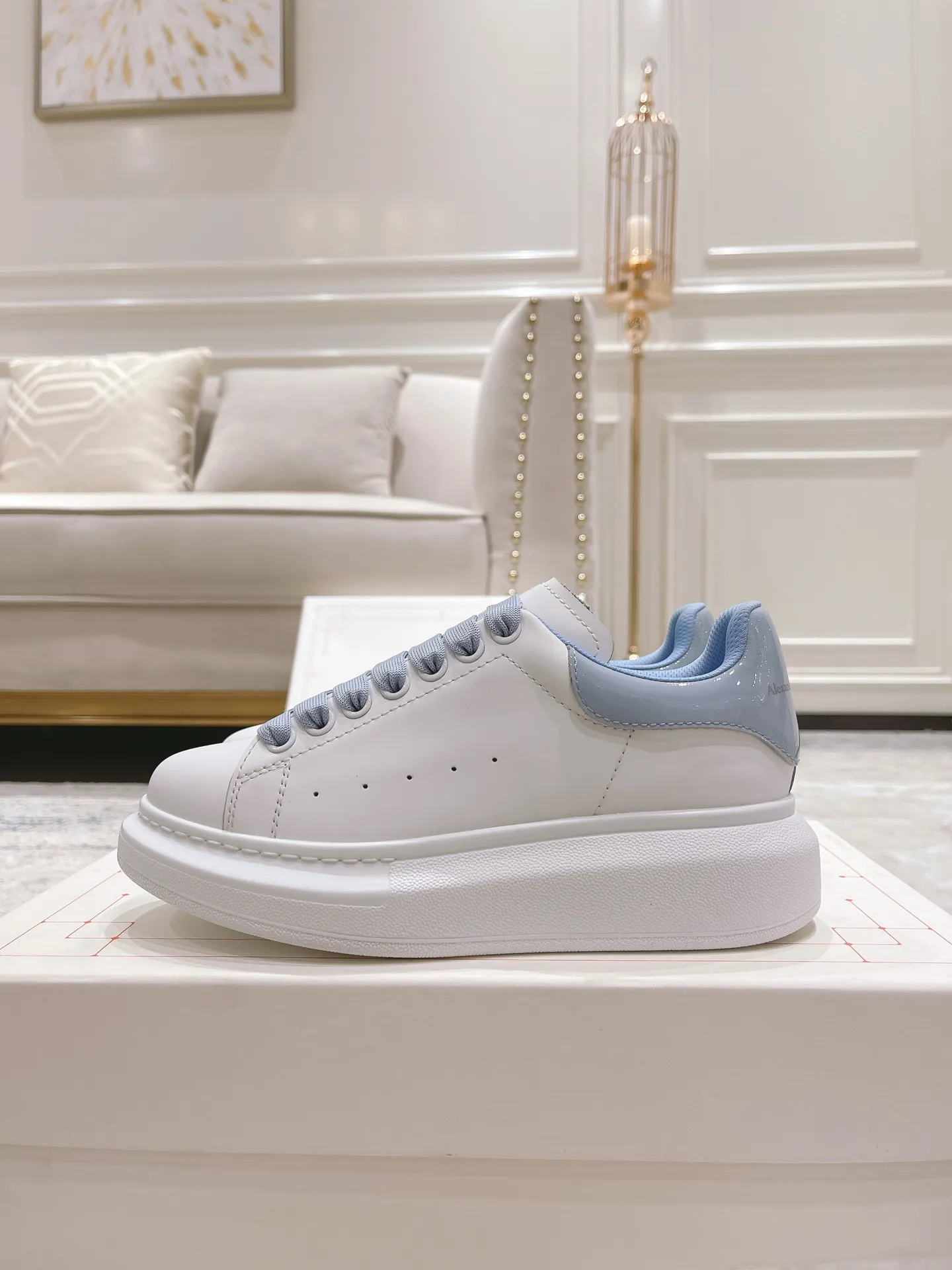 👟👟Ex-factory price 480👟👟 Alexander McQ•ss white shoes, McQueen has been making it for 5 years in a row, the latest upgrade is in sync with the counter...🈶McQueen MCQ has always been exclusive in the molded fabric material, I can't put it down, the correct version, the fit is absolutely wonderful, and the comfort is super. My company is not the first to ship out large quantities of goods, but what I give you is always the nicest goods, and I make the best quality with my heart! 👑McQueen Spring, Summer, Autumn and Winter...✔Classic + Fashionable + Versatile + Atmosphere + Elegant + Tasteful🈵🈵Celebrity first choice, one of the must-haves, many colors to choose from✔✔✔ 1⃣Fabric: Exclusive molded beige imported silk cowhide Upper imported custom anti-fouling. T👟👟Ex-factory price U+👟👟Ex-factory price U anti-yellowing. Super temperament 2⃣Inner lining: Imported A-grade water-dyed sheepskin (the price is the same as cowhide lining) 3⃣Outsole: Counter original molded rubber T👟👟factory price U outsole Thick sole design about 4.5cm Men's and women's abrasive lasts are different 4⃣With original counter publication (original off-white shoe box. Cloth bag. Handbag. Closed Qualification certificate 1:1 mold opening 4-piece set. Comes with a pair of shoelaces 👫Men and women couples size: female 35-40 male 39-44
